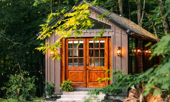 Laurelville Cabina | Romantic Luxe Cabin : Hot Tub, Private Trails : 32 Forested Acres : EV Charger