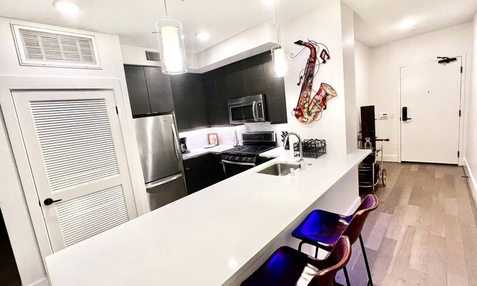 Los Angeles Condominio | Romantic Luxury Condo w/ Washer & Dryer