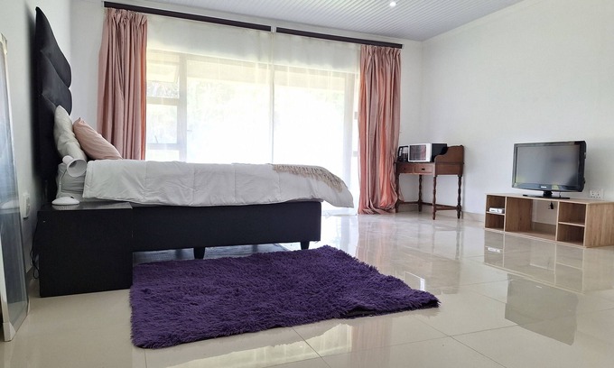 Port Edward Apartamento | Romantic Massive room/studio 5 min walk to the beach!