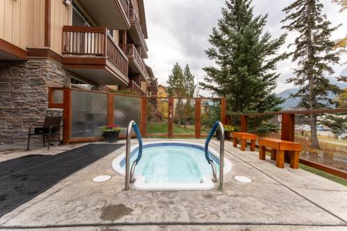 Canmore Apartamento | Romantic Mountain Escape - Hot Tubs & Private Balcony! managed by Little Sister Getaways
