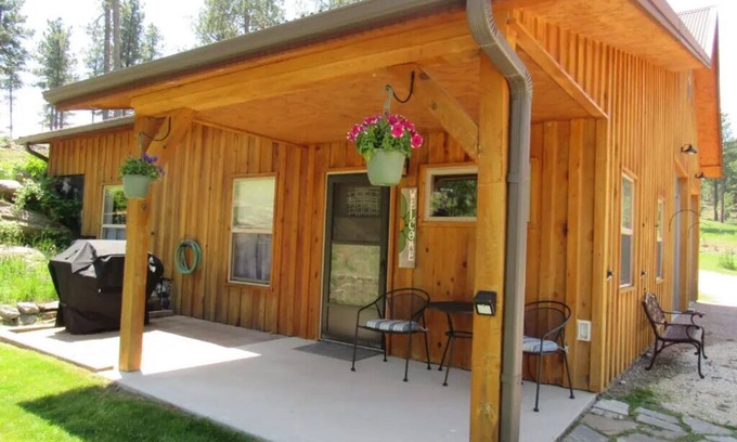 Rapid City Cabina | Romantic Mountain Retreat for Two – Aspen Acres Cabin in the Heart of the Black Hills