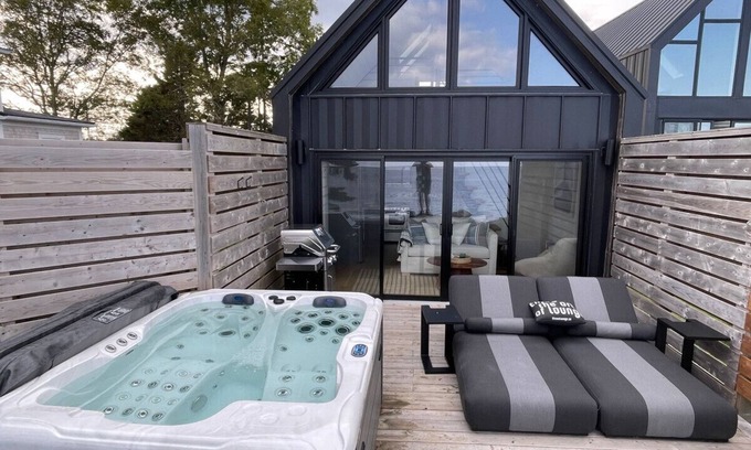 LaHave Cabina | Romantic Oceanfront Retreat - Hot tub