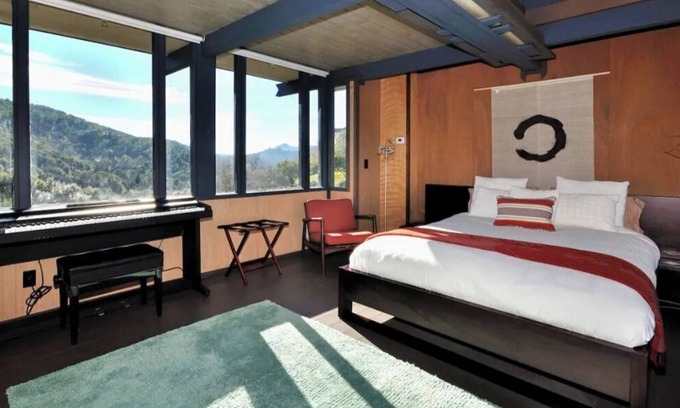 Santa Venetia Apartamento | Romantic Onsen Retreat Mid-Century Suite, Pool, Views, Sauna!
