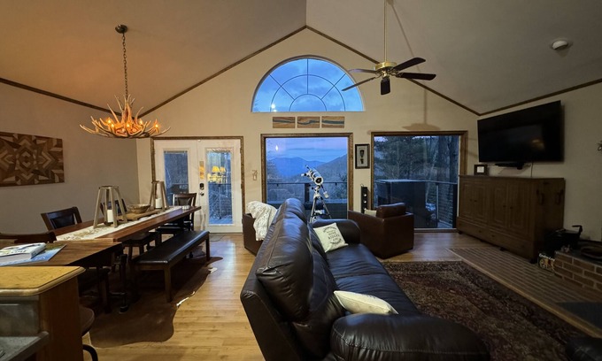 Montebello Casa | Romantic or Family Vacay w/ Stunning Mtn Views & Hot Tub near Crabtree Falls