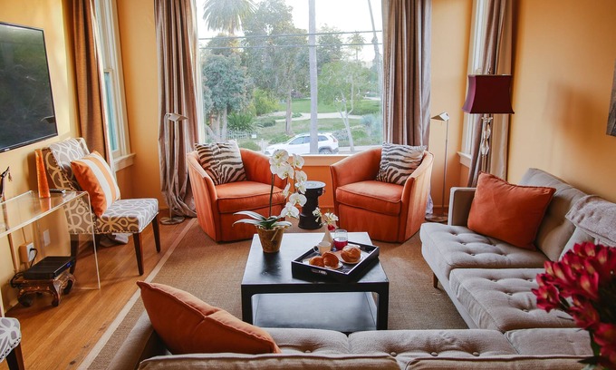 Upper East Condominio | Disfrute del lujo tranquilo con vistas al parque Alice Keck en el centro de Santa Bárbara