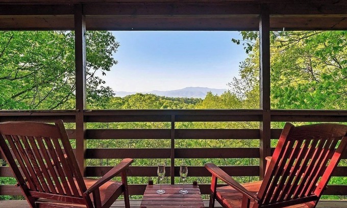 Sevierville Cabina | Romantic, Private Cabin in Smokies w/view, Hot Tub and Firepit!