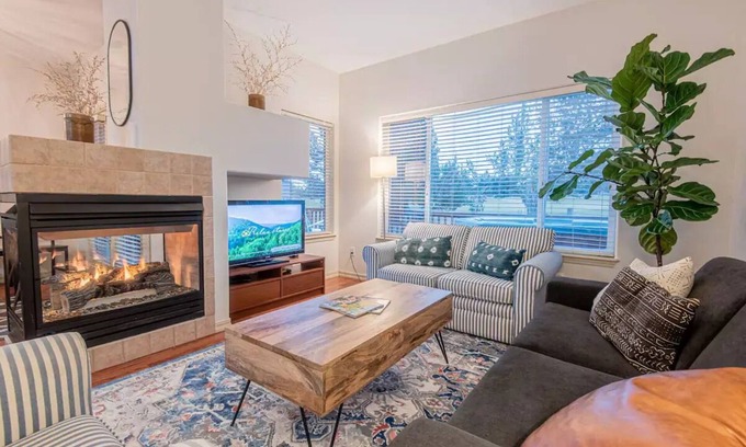 Redmond Casa | Romantic Resort Home Private Jacuzzi + Plush Robes