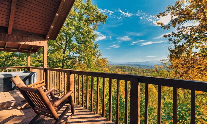 Gatlinburg - Pigeon Forge Cabina | ROMANTIC Retreat! Mountain VIEWS! NEW Hot Tub! PET Friendly! Fireplace!