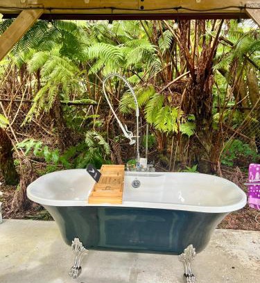 Ohia Estates Casa | Romantic Retreat, Relax at Hot-tub, Indoor & Outdoor shower, firepit, 5 min to Hawaii Volcano park