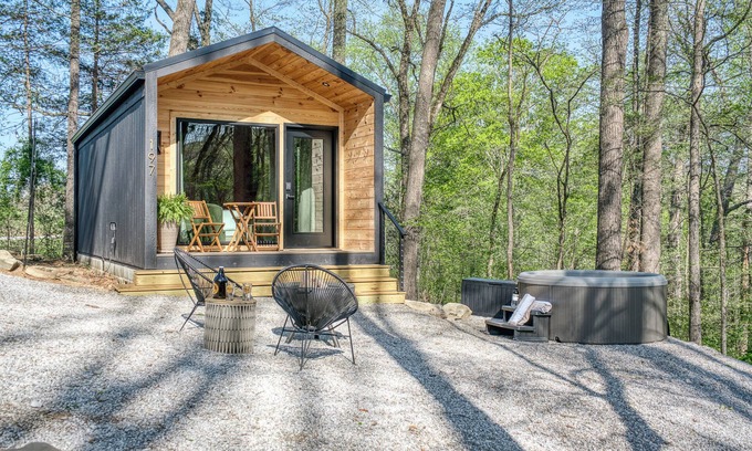 Sparta Casa | Romantic Retreat With Hot Tub