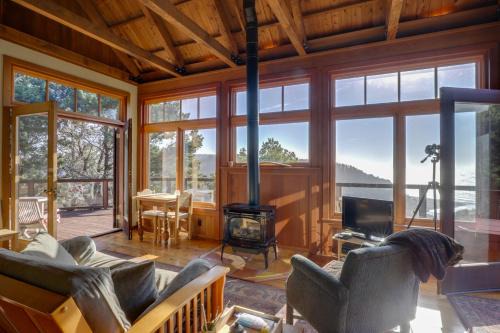 Albion Casa | Romantic Ridgetop Escape with Hot Tub Near Mendocino