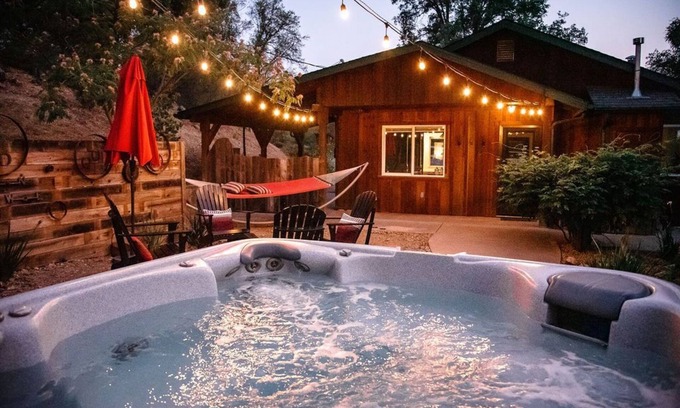 Mariposa Cabina | Romantic River Cabin w/ Hot Tub, views, spa bathroom, Close to 2 Yosemite Gates