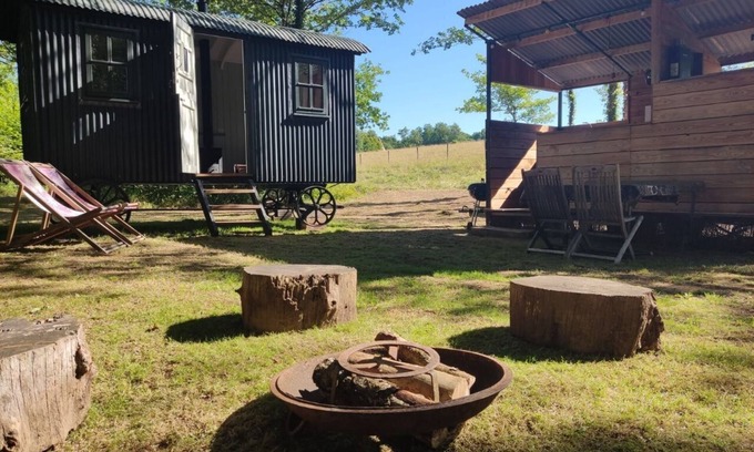 Busserolles Cabina | Romantic riverfront shepherds' hut with outdoor kitchen w/firepit