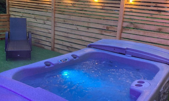 Legbourne Cabina | Romantic Riverside En-suite Cabin with Private Hot Tub