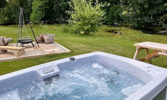 Legbourne Cabina | Romantic Riverside Pod with Private Hot Tub