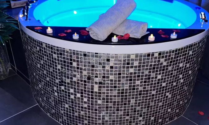 Sernhac Apartamento | Romantic room for a romantic getaway in the Gard region of France