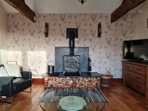 Capel Coch Casa | Romantic rural cottage, log burner, Smart TV early check in ,large gardens