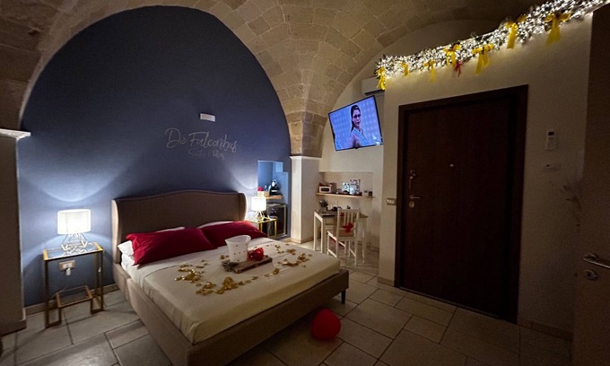 Centro Storico Cama Y Desayuno | Romantic Spa Suite with Jacuzzi – Historic Pulsano Escape