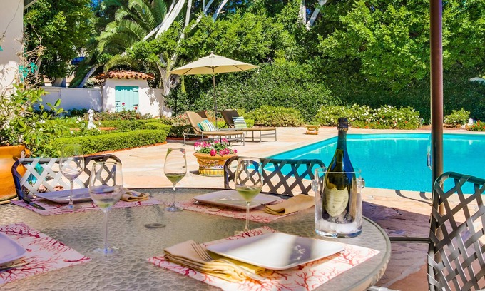 Lower Hermosa Casa | Villa de estilo español, piscina, a pie de playa, romance y encanto!