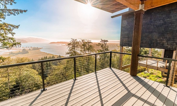 Pacific City Apartamento | Romantic studio apartment with private deck, work space and incredible views!