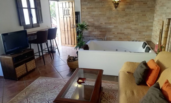 Felix Apartamento | ROMÁNTICO APARTAMENTO CON JACUZZI GIGANTE EN PRECIOSA VILLA RURAL