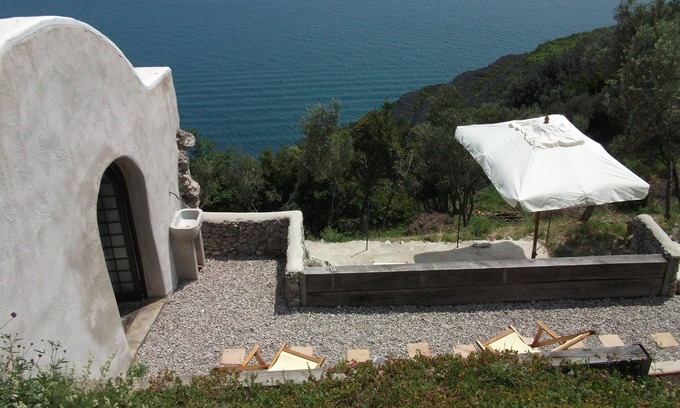 Erchie Casa | Romántica suite de encanto con terraza con vistas al mar de Amalfi y aparcamiento privado.