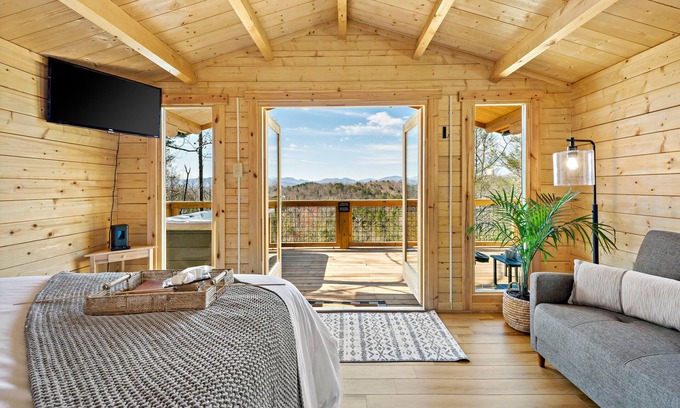 Marion Cabina | Romantic Treehouse with Hot Tub, Waterfall, Hiking, Swinging Bridge & Goats