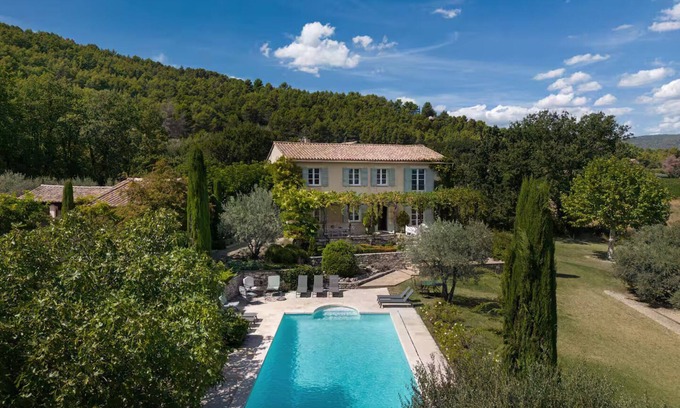 Saint-Saturnin-les-Apt Casa | Romantic Villa Set in Olive Grove with Pool, WiFi and AC in St Saturnin Les Apt