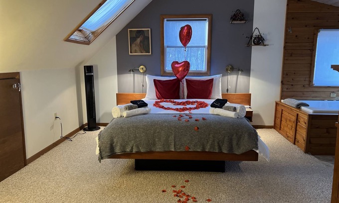 Albrightsville Cabina | Romantic vibe, fine art, good times. Parks, lakes. Optional experience packages