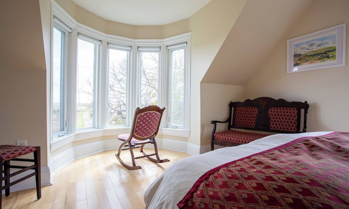 Advocate Harbour Cama Y Desayuno | Romantic Victorian guest room for two close to the ocean and hiking trails