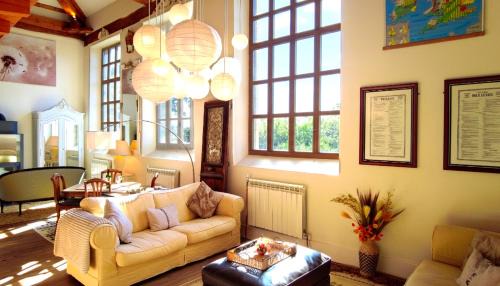 Le Monestier Casa | Romantic Village School with Sunny Garden