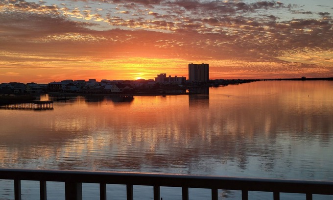 Gulf Shores Condominio | Condominio de agua romantico W / KNOCKOUT VISTAS! Pasos a la playa, bajas tasas / LIMPIO!