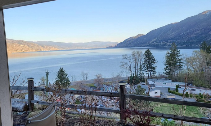 Central Okanagan Casa | Romántico entorno durante todo el año con vistas al lago Okanagan con bañera de hidromasaje.