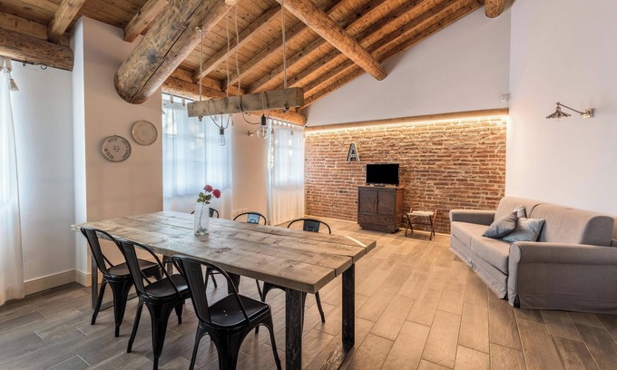 Desenzano del Garda Apartamento | Romántico apartamento vacacional "Acero" con Wi-Fi, jardín y piscina compartidos