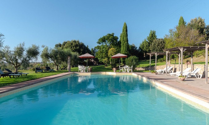 Castiglione del Lago Apartamento | Romantisch Appartement met Eigen Terras met Zicht op de Tuin met Zwembad!