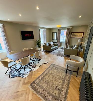 City Centre Apartamento | Romeo's Arch high end luxury in centre of Stratford with parking
