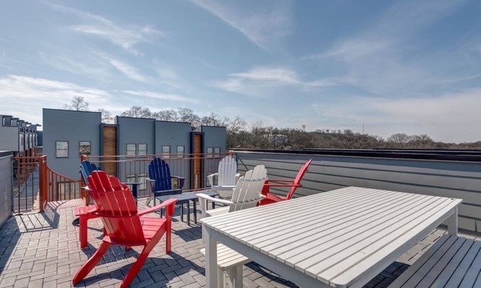 Hadley - Washington Casa | Roof Deck | Garage Parking | 10 Mins to Broadway