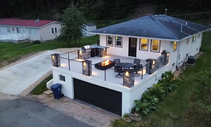 Guttenberg Casa | Roofscape Retreat, enjoy the patio life!