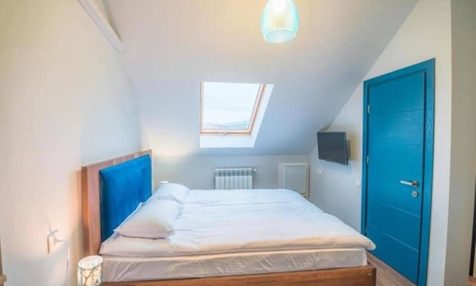 mtatsminda Apartamento | Rooftop Blue Apartment at Rustaveli Avenue