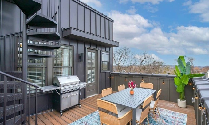 Hadley - Washington Casa | Rooftop City Views, Garage, Near Bway