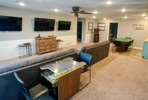 Spearfish Casa | Rooftop Deck Hot Tub Steam Shower Arcade Game 4car Garage Chefs Kitchen