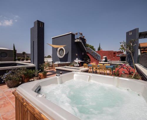San Miguel de Allende Casa | Rooftop Jacuzzi! Country-style 4 Bedroom Cottage
