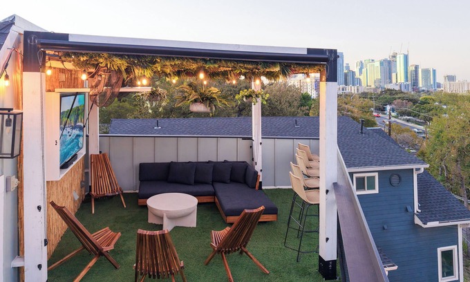 Riverside Casa | Rooftop Jungle with Skyline Views