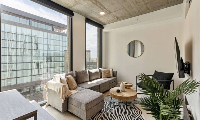 Rio Grande Apartamento | Rooftop Pool+Hot Tub | King Bed | DT SLC |Parking
