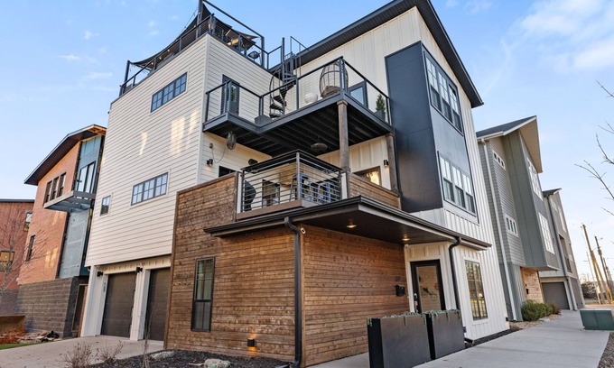 Downtown Casa | Rooftop Terrace on Bentonville Square