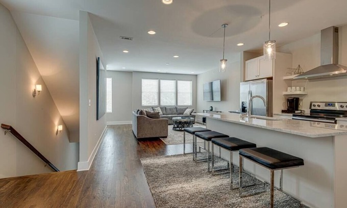 Hillsboro Village Casa | Elegante casa adosada con azotea | Camina hasta Belmont y 12 Sur