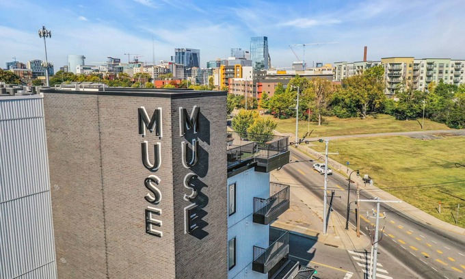 Rolling Mill Hill Condominio | Rooftop Views, Downtown, Gym, Best Restaurants, In Nashville Close to Cordelle