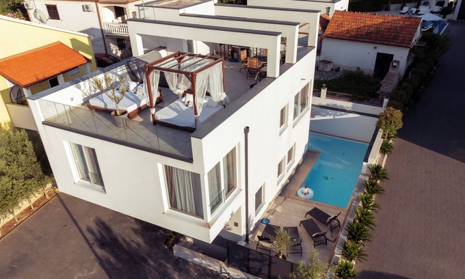 Businci Villa | Rooftop Villa w/ Jacuzzi, Swimming pool, Sea Views – Walk to Beach, Sleeps 10