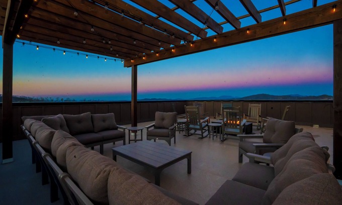 Chalet Village North Cabina | RoofTSumLo: Views! POOL, Sky Lounge/Deck, Theater, Games, HotTub, Wifi, Fire Pit