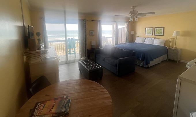 Topsail Beach Hotel | Room #306 Efficiency King w/Kitchen Dog Y